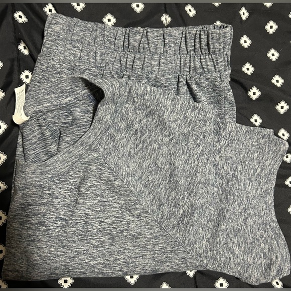 Velocity heather Navy crop w/ elastic at bottom short sleeve top- size l/xl - Picture 5 of 8